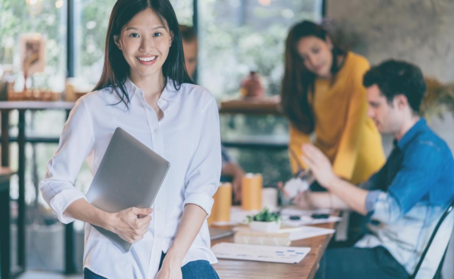 Студенты работают с финансовыми моделями на компьютерах